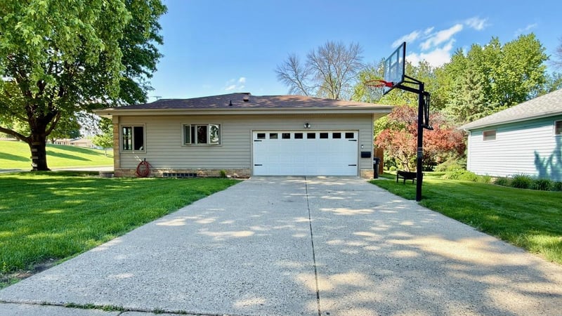 979 S Prairie Ave, Fairmont, MN 56031