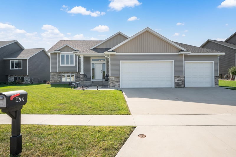 870 Portsmith Dr NW, Rochester, MN 55901
