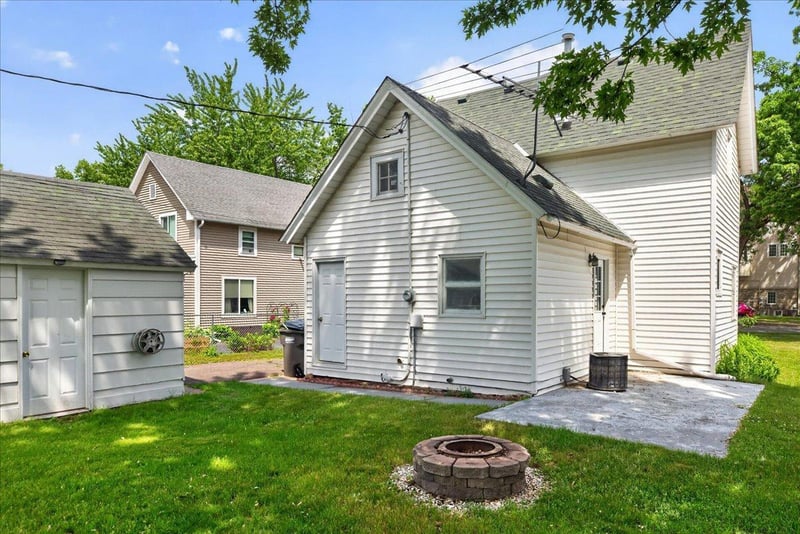 6429 Maple St, North Branch, MN 55056