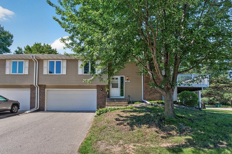 4664 Ridge Cliff Dr, Eagan, MN 55122