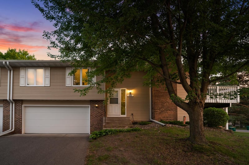 4664 Ridge Cliff Dr, Eagan, MN 55122