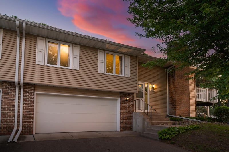 4664 Ridge Cliff Dr, Eagan, MN 55122