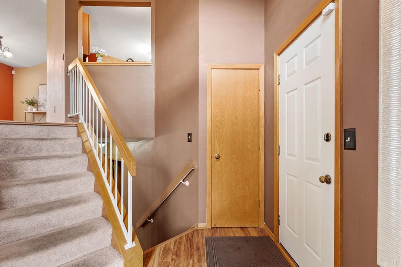 10283 Lee Dr, Eden Prairie, MN 55347