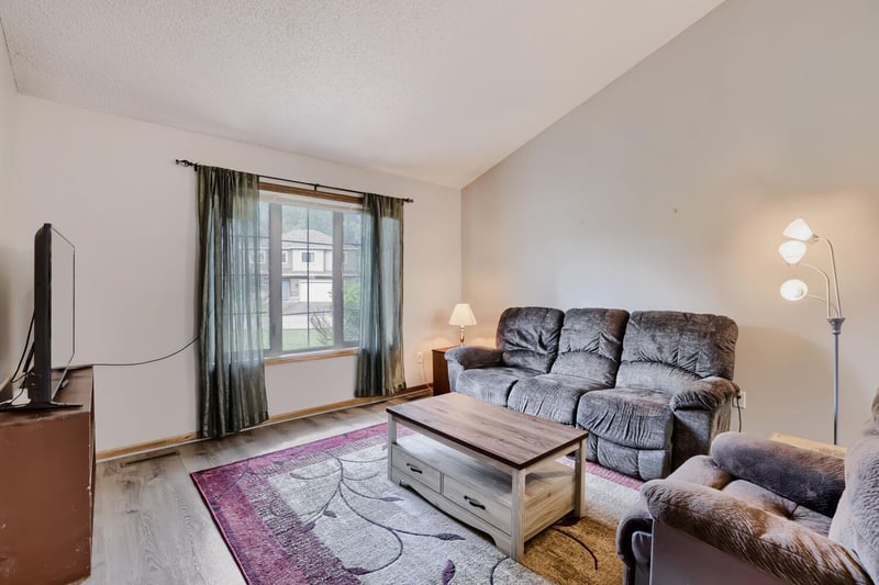 806 Boldt St, Chaska, MN 55318