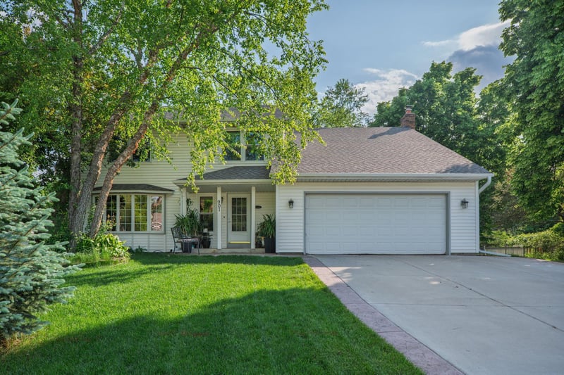 901 Southwind Dr, Burnsville, MN 55306