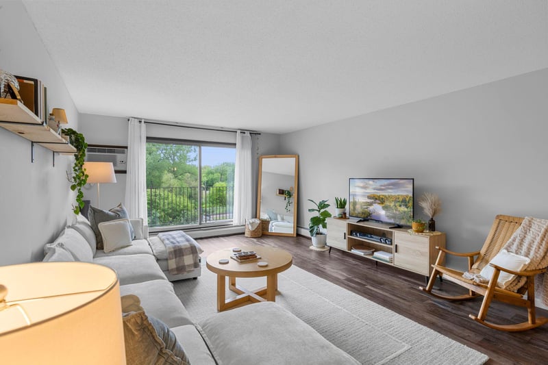 1304 W Medicine Lake Dr #308, Plymouth, MN 55441