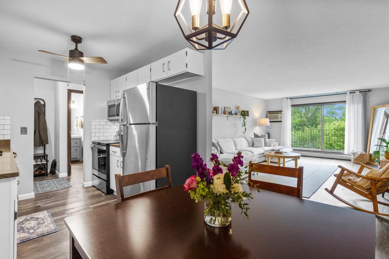1304 W Medicine Lake Dr #308, Plymouth, MN 55441