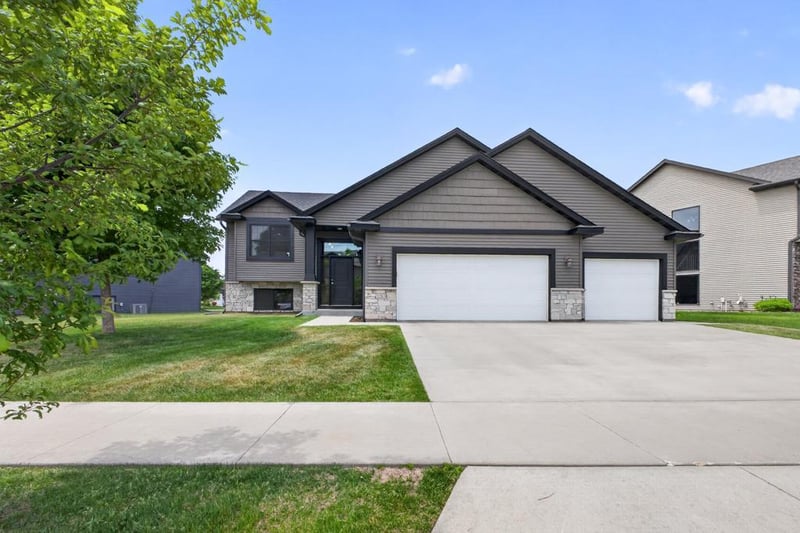 2287 Phoenix Rd SW, Rochester, MN 55902