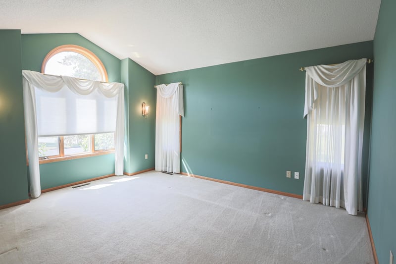 1825 Golf View Dr, River Falls, WI 54022