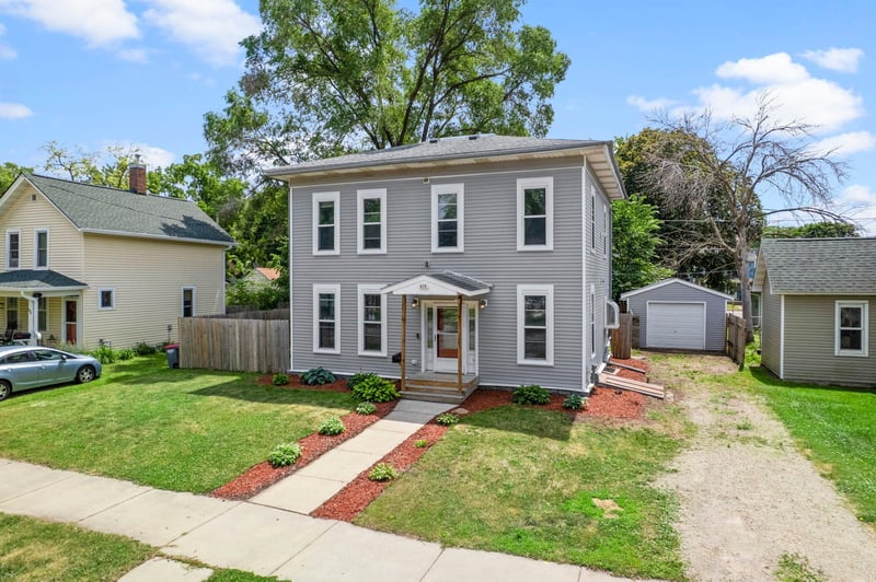 615 1st St NW, Faribault, MN 55021