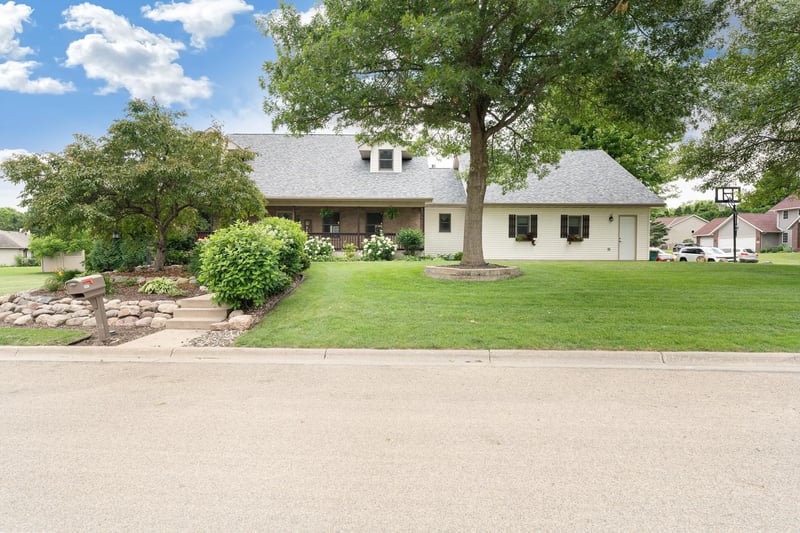 1845 Paulis Dr, Faribault, MN 55021