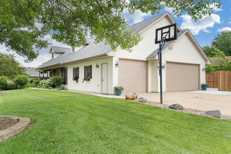 1845 Paulis Dr, Faribault, MN 55021