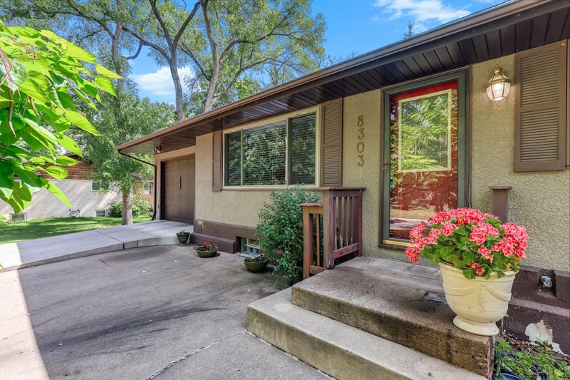 8303 Red Oak Dr, Mounds View, MN 55112