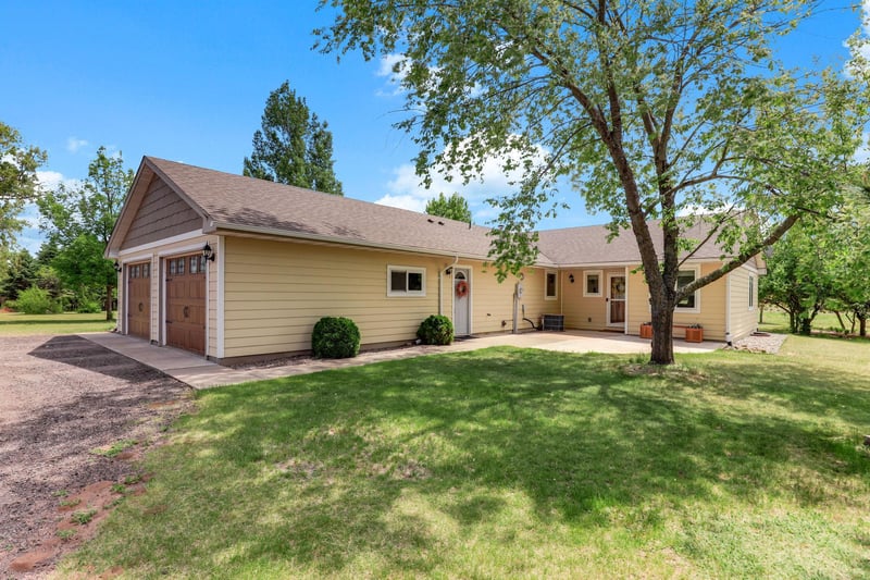 9805 430th St, Harris, MN 55032