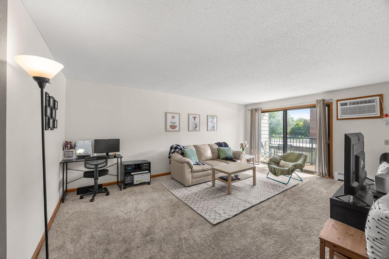 4 Pine Tree Dr #212, Arden Hills, MN 55112