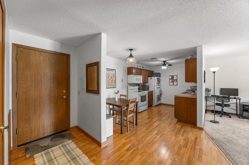 4 Pine Tree Dr #212, Arden Hills, MN 55112