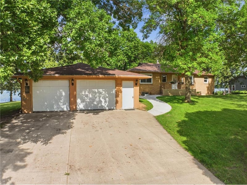 2121 Country Club Dr NE, Willmar, MN 56201