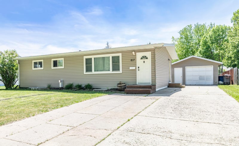 617 Cedar Ln, Moorhead, MN 56560