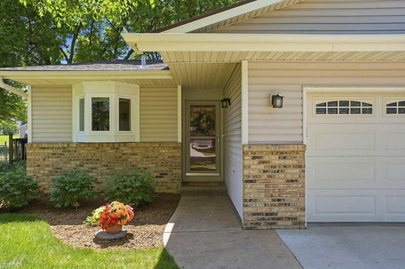 876 Curry Trl, Eagan, MN 55123