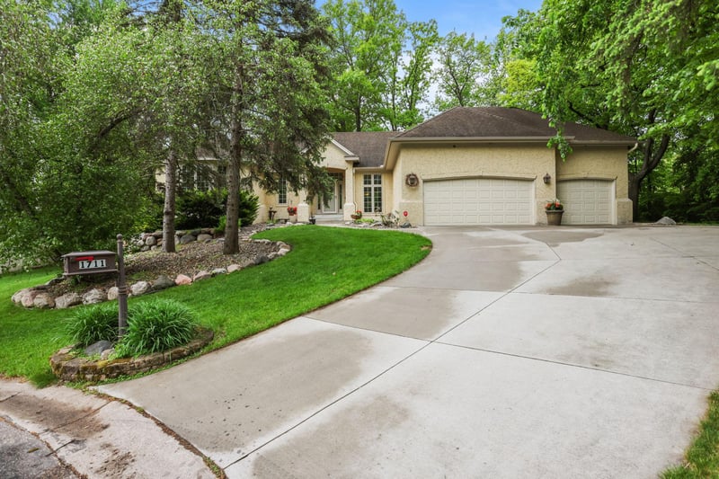 1711 Little Crow Dr, South Saint Paul, MN 55075