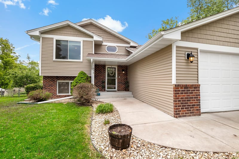 1896 Adele St, Maplewood, MN 55109