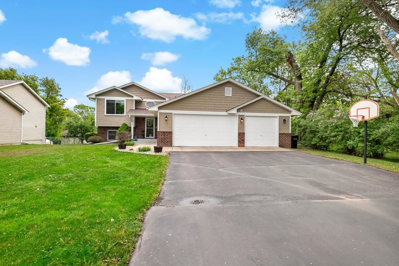 1896 Adele St, Maplewood, MN 55109