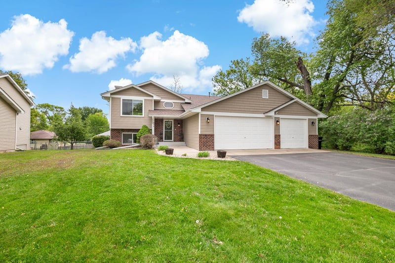 1896 Adele St, Maplewood, MN 55109