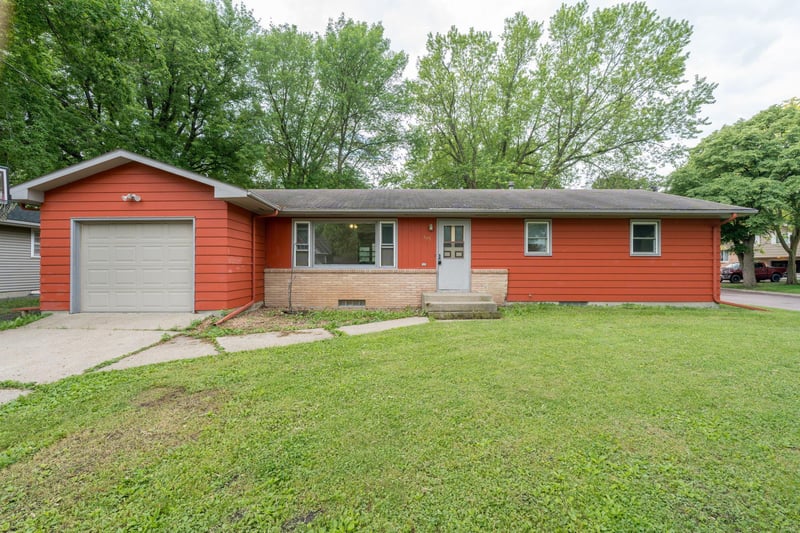 395 W Minnesota St, Le Center, MN 56057