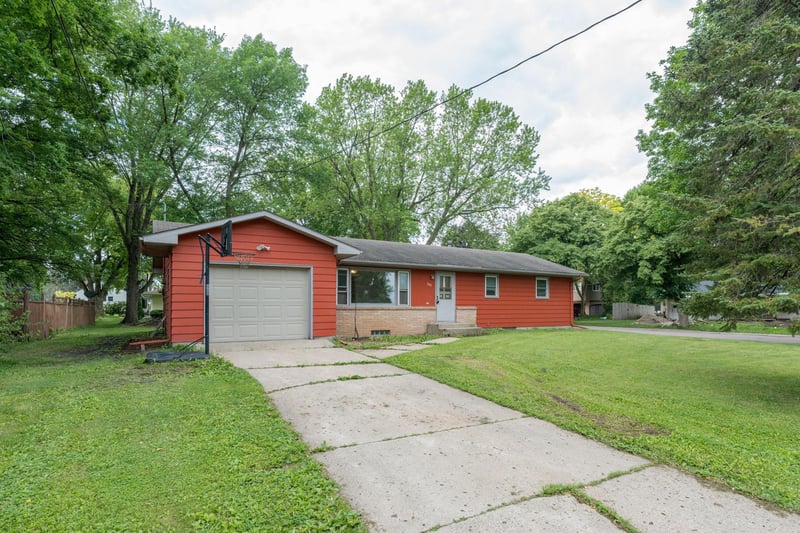 395 W Minnesota St, Le Center, MN 56057