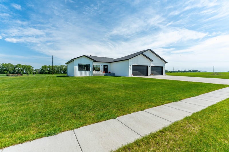 1426 Summerwood Trl W, Dilworth, MN 56529