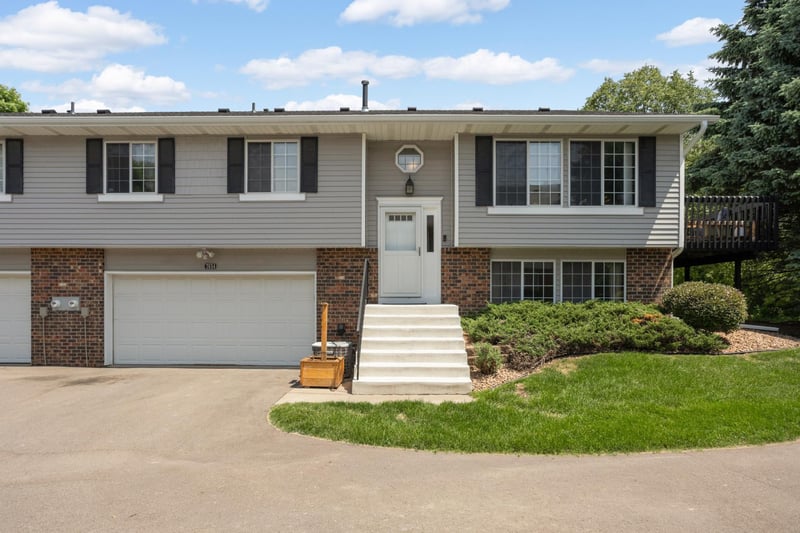 7654 12th St N, Oakdale, MN 55128