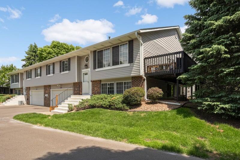 7654 12th St N, Oakdale, MN 55128