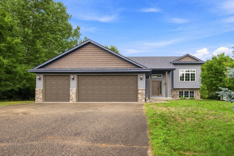 909 Winsome Way NE, Isanti, MN 55040