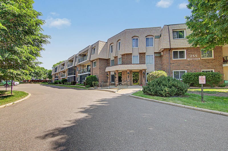 255 Westview Dr #111, West Saint Paul, MN 55118