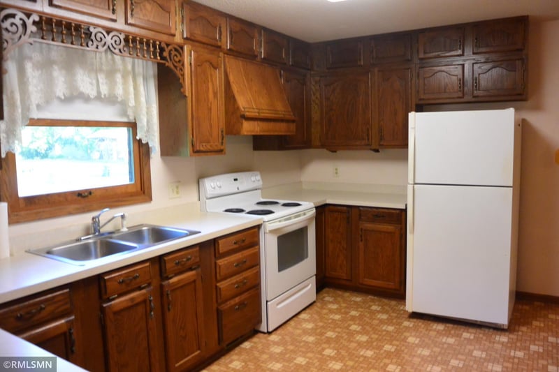 1110 Mcleod Ave N, Glencoe, MN 55336