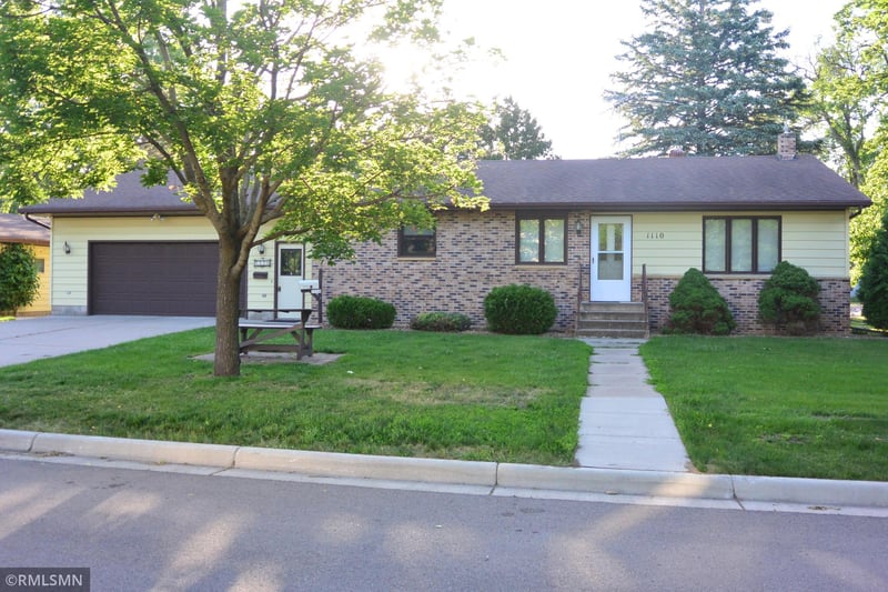 1110 Mcleod Ave N, Glencoe, MN 55336
