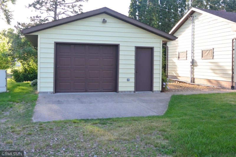 1110 Mcleod Ave N, Glencoe, MN 55336