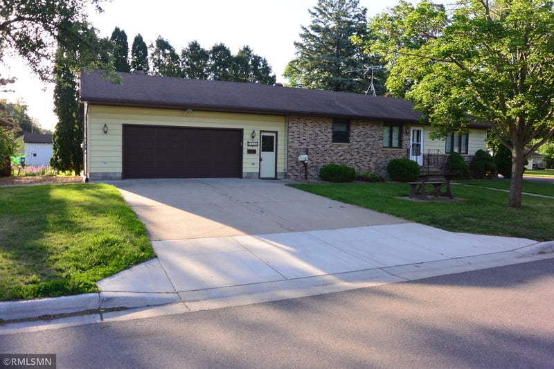 1110 Mcleod Ave N, Glencoe, MN 55336