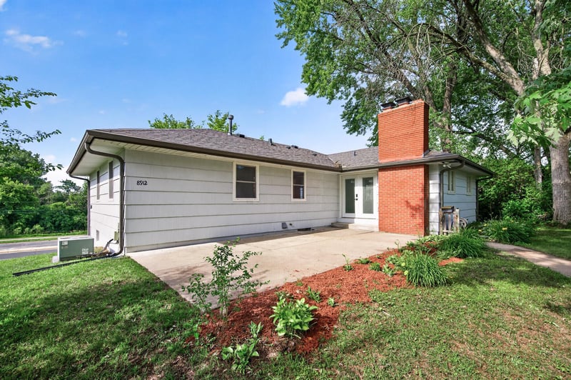8912 Tretbaugh Dr, Bloomington, MN 55431