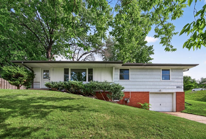 8912 Tretbaugh Dr, Bloomington, MN 55431
