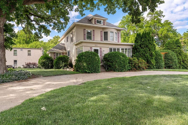 821 E Elm Ave, Waseca, MN 56093