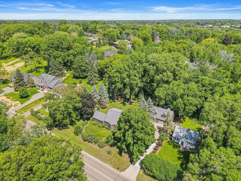 523 Roselawn Ave W, Roseville, MN 55113