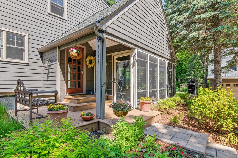 523 Roselawn Ave W, Roseville, MN 55113