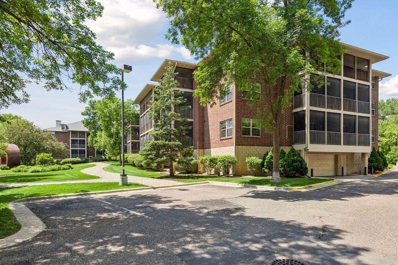 1350 Douglas Dr N #309, Golden Valley, MN 55422