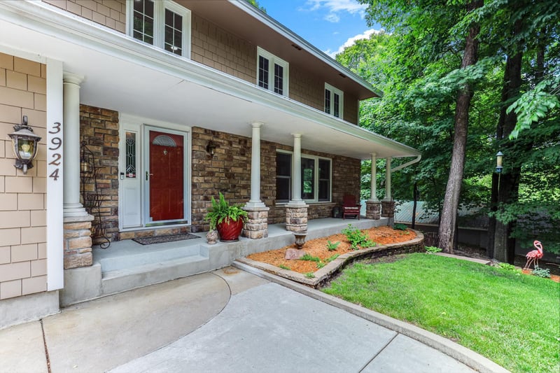 3924 Tonkawood Rd, Minnetonka, MN 55345