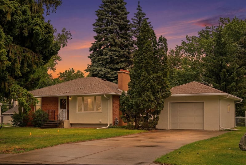 2972 Woodbridge St, Roseville, MN 55113