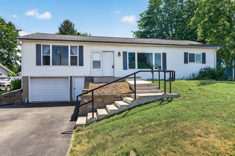 30325 Elm St, Lindstrom, MN 55045