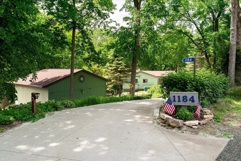 1184 Crescent Hills Dr, La Crescent, MN 55947