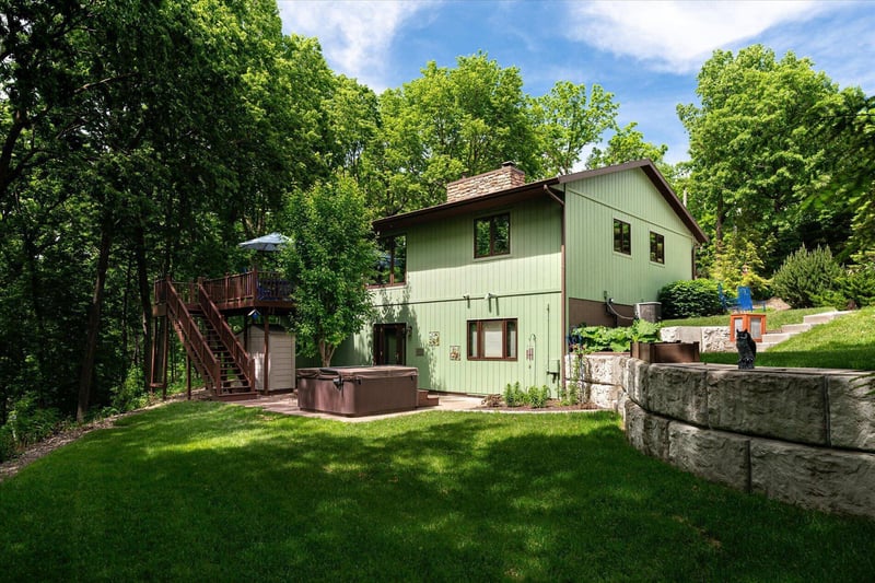 1184 Crescent Hills Dr, La Crescent, MN 55947