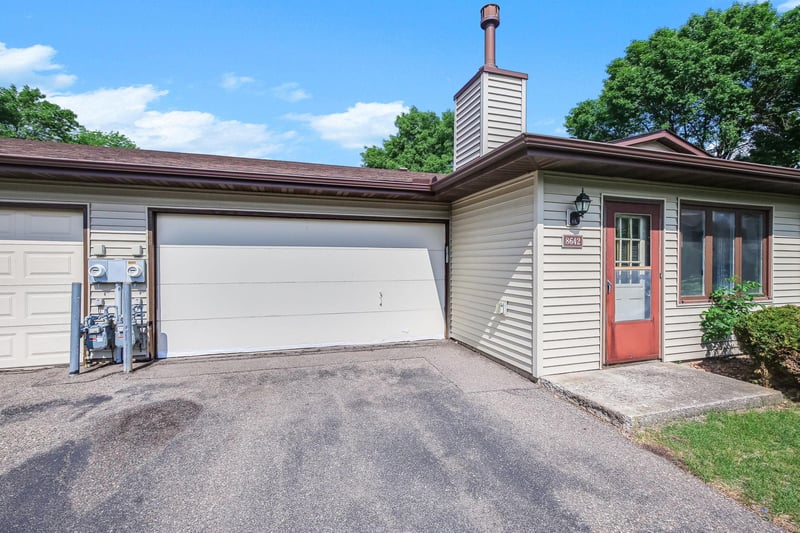 8642 S Maplebrook Cir, Brooklyn Park, MN 55445